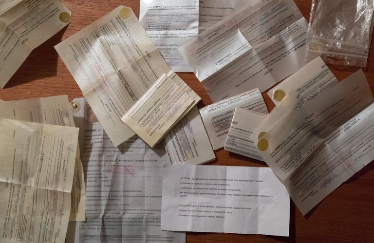 Кипа поддельных документов, которые Стумбрис выдает украинцам. 