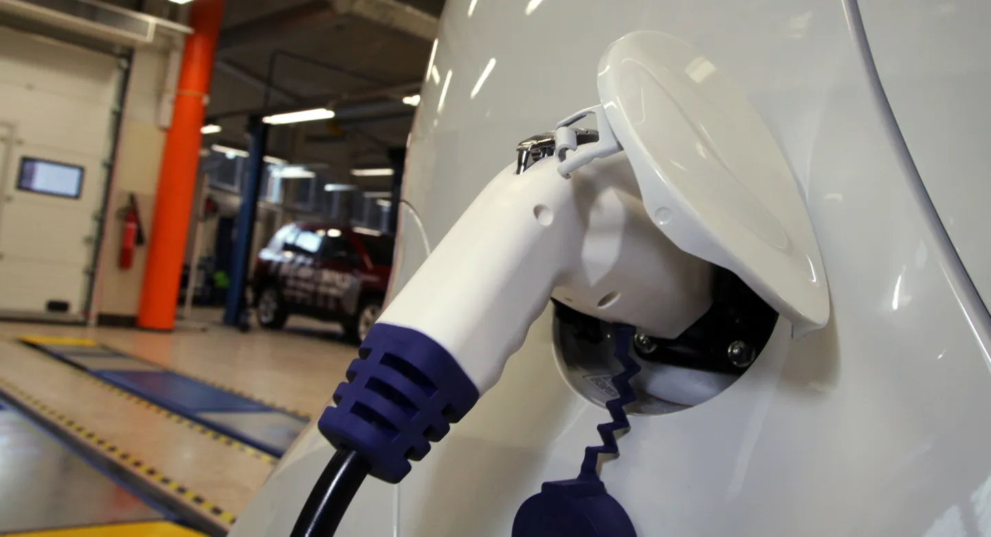 PRN01: PÄRNUMAA KUTSEHARIDUSKESKUS-UUE ÕPPEHOONE AVAMINE: PÄRNU, EESTI,10NOV11-elektriauto laadimine
al/FOTO ANTS LIIGUS PÄRNU POSTIMEES