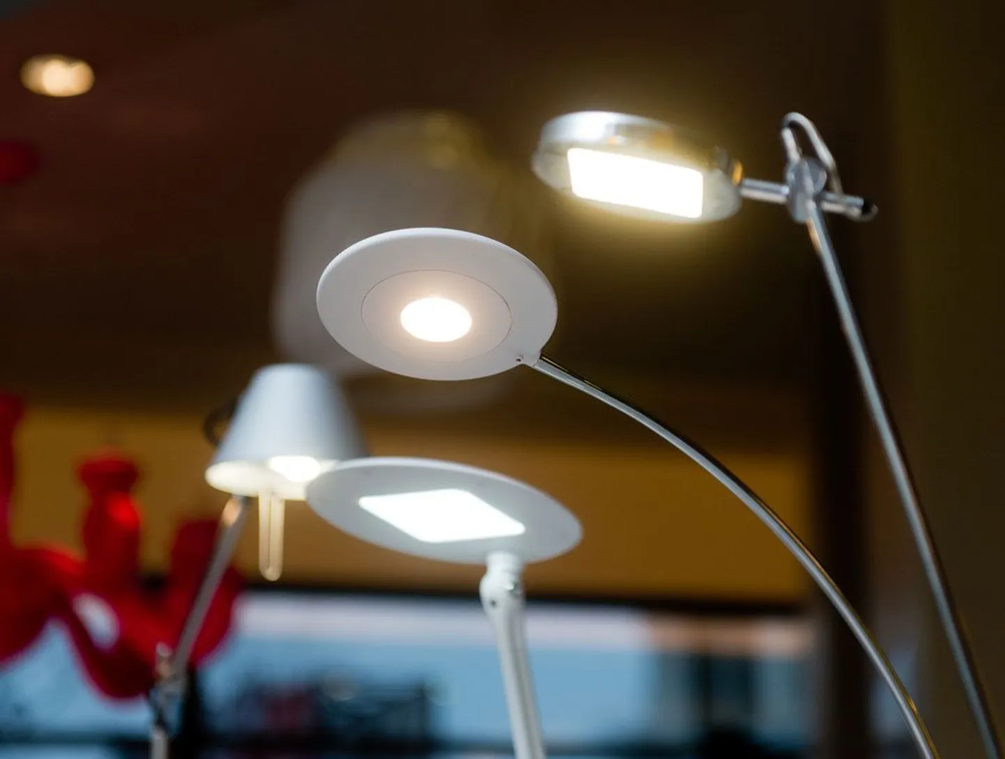 Nendel kolmel LED-lugemislambil paindub pea ja jalg aluse juurest, mistõttu sobivad lambid eelkõige kirjutuslauale.