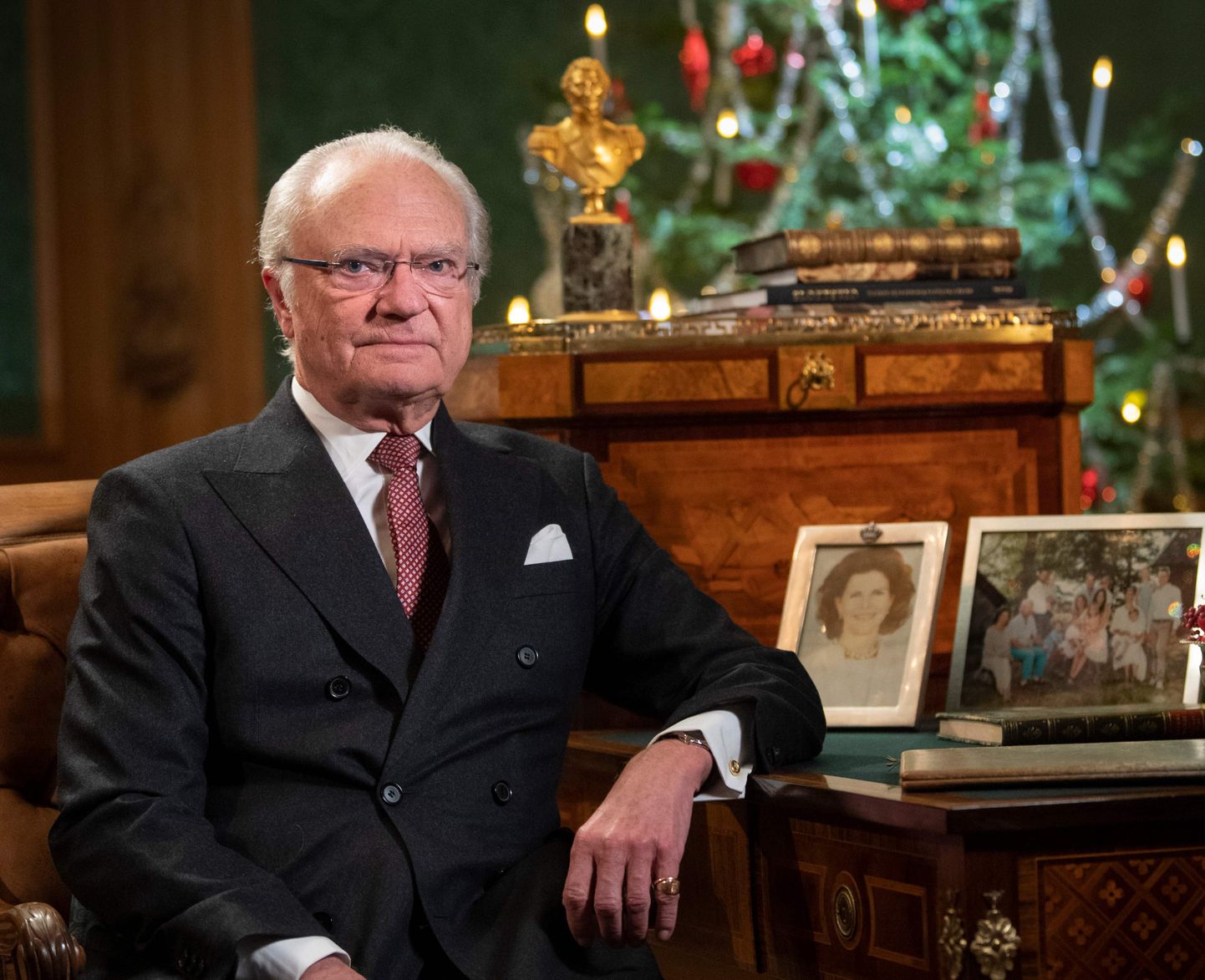 Rootsi kuningas Carl XVI Gustaf poseerimas 2019. aasta jõulude ajal Stockholmis kuningalossis