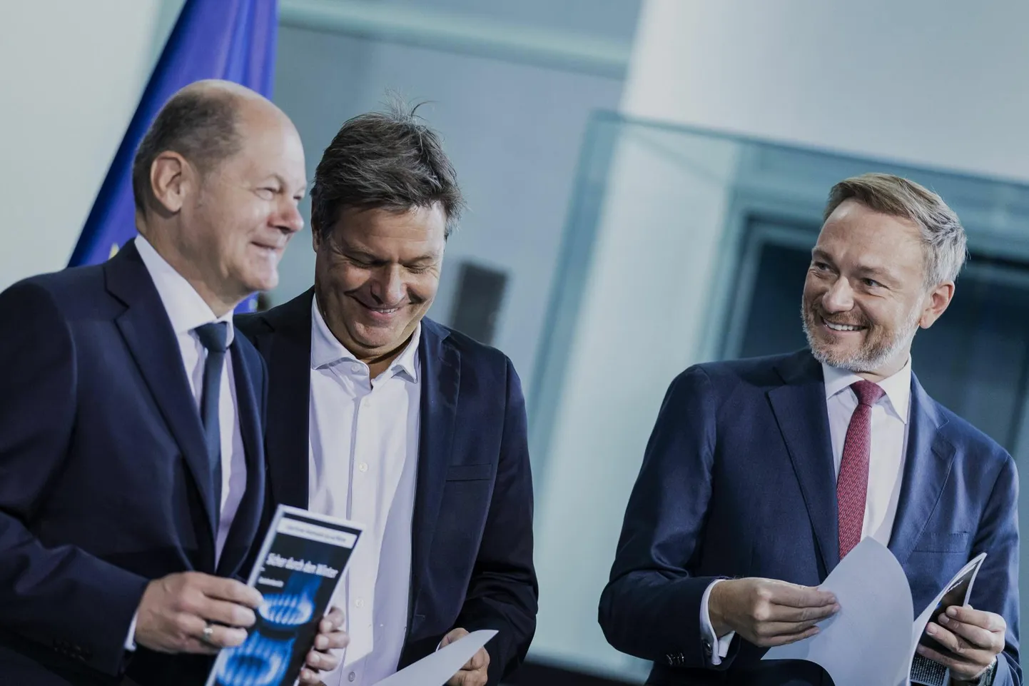 Saksamaa kantsler Olaf Scholz, majandus- ja kliimaminister Robert Habeck ja rahandusminister Christian Lindner on küll püüdnud iga hinna eest leida rohtu energiakriisi vastu, kuid siiani ei ole need tarbijatele ja ettevõtetele rahulolu toonud.