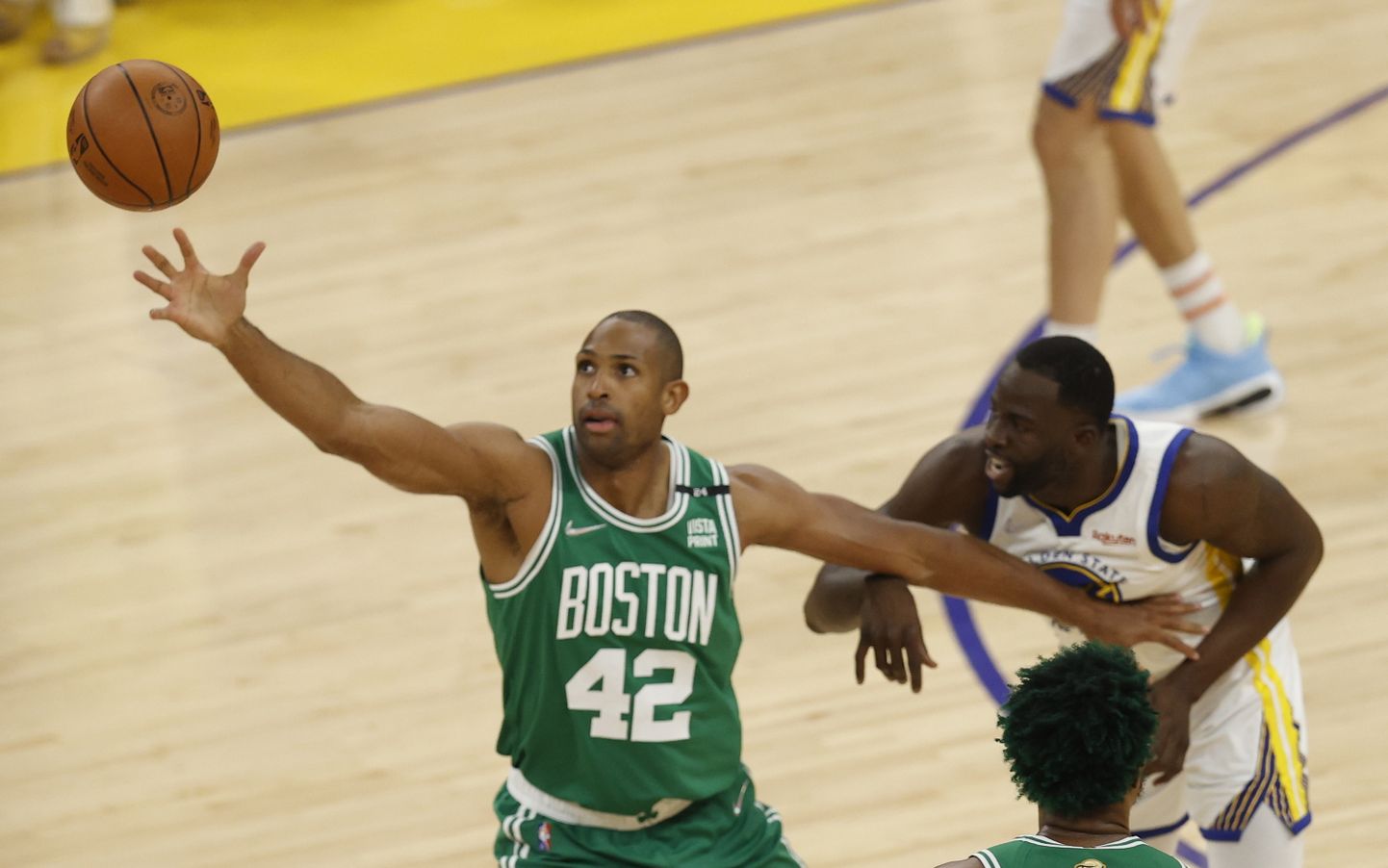 Boston Celtics keskmängija Al Horford (vasakul) kerkis võitjate kõige resultatiivsemaks mängijaks.