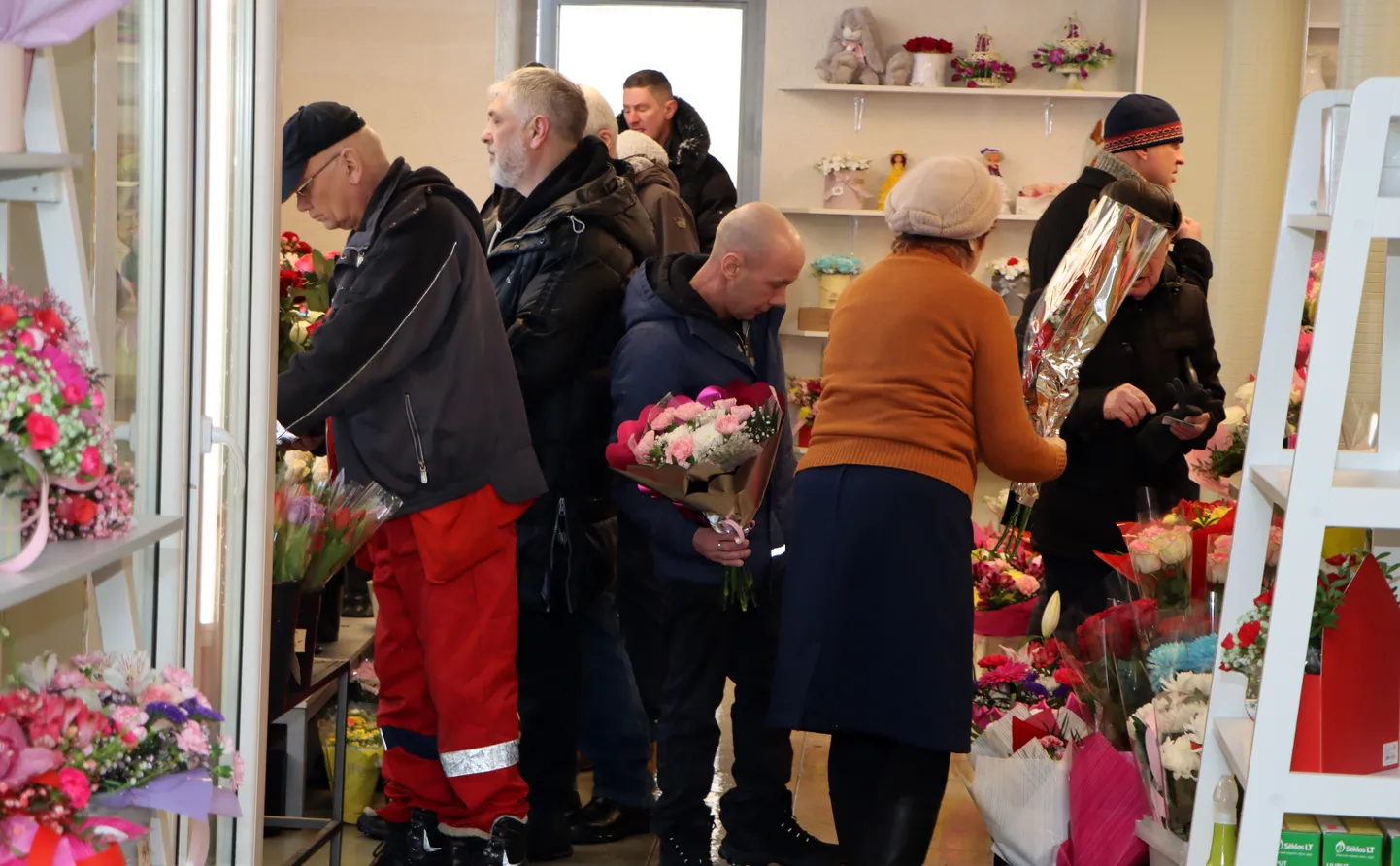 Mehed ootavad kannatlikult järjekorras.
