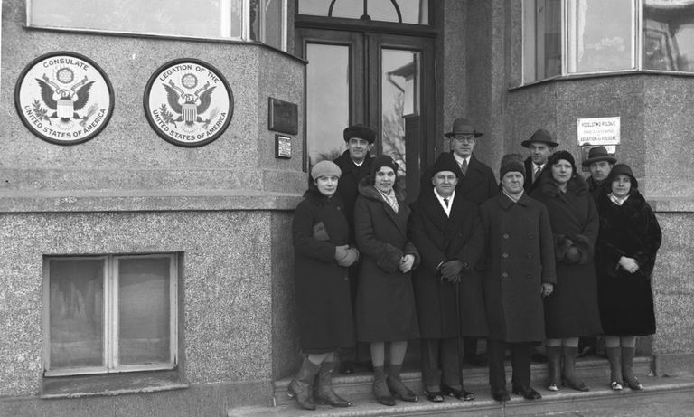 Сотрудники консульства США. В правой части снимка видна табличка польской дипмиссии. 1936 год.