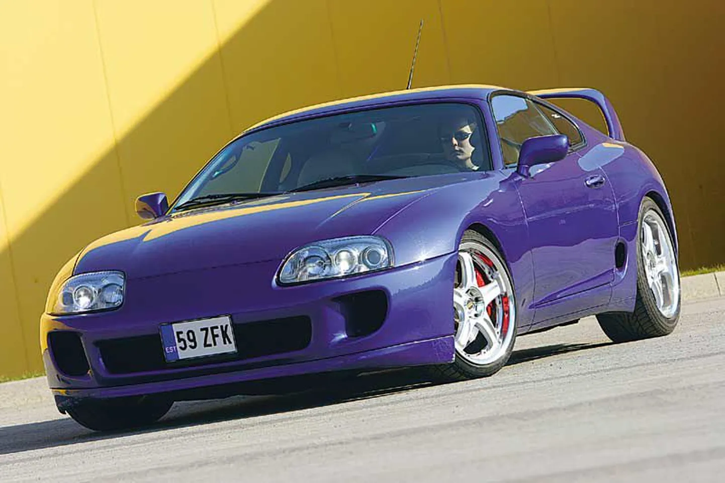 Hoolimata korruptsioonisüüdistustest poseeris endine sotsiaalministeeriumi IT-juht Henry Timmermann oma silmatorkava tuunitud Toyota Supra Turbo­ga ajakirjas Autoleht.