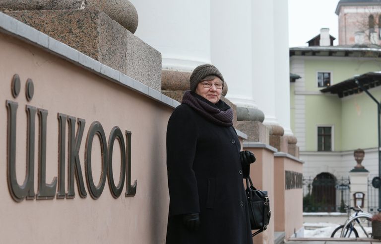 Reet Kasik Tartu ülikooli peahoone ees.