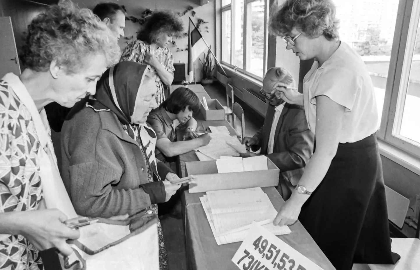 Iseseisvumisreferendumile järgnes peagi teine: 28. juunil 1992 oli rahvahääletusel Eesti Vabariigi põhiseadus.