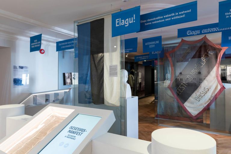 Eesti Ajaloomuuseumi näitus „Minu vaba riik“. Ruumilahendus punaste ja siniste plakatitega.
