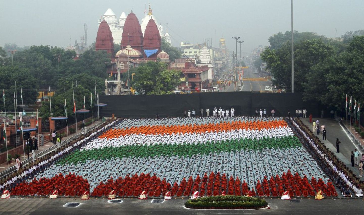 India lipuvärvid moodustanud koolilaste peaproov enne homseid iseseisvuspäeva pidustusi Indias. Pealinnas Delhis toimuvad need traditsiooniliselt ajaloolise kindluse Punase Fordi juures.