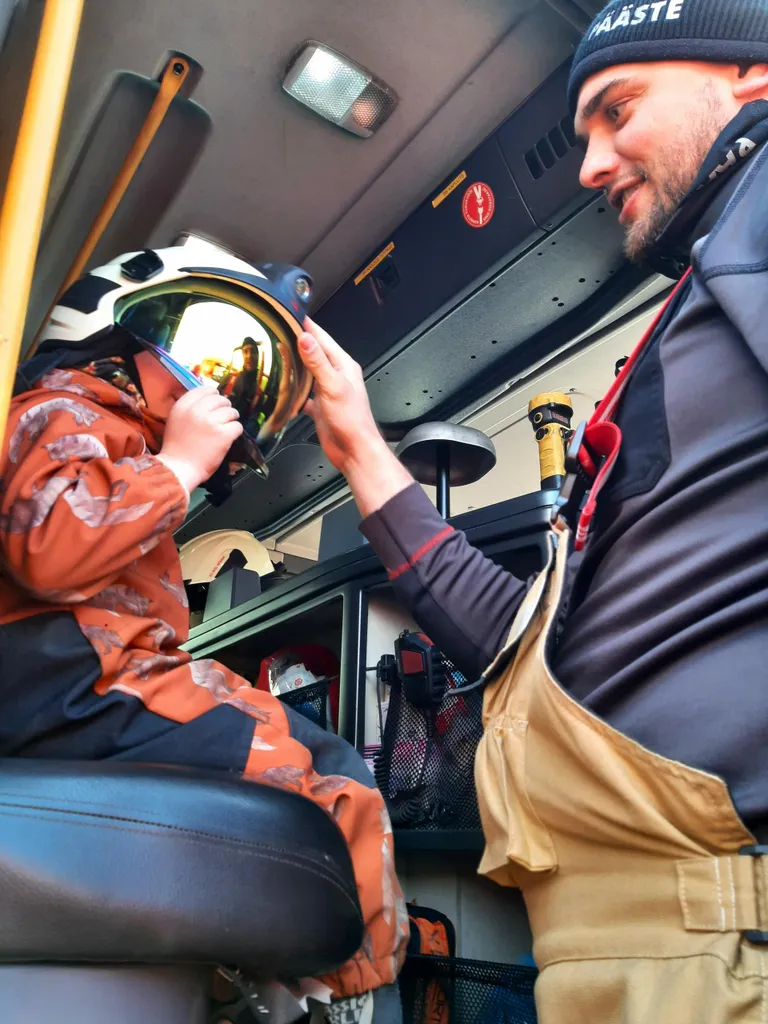 Päästeautos võisid lapsed proovida endale pähe tõelise päästja kiivrit.