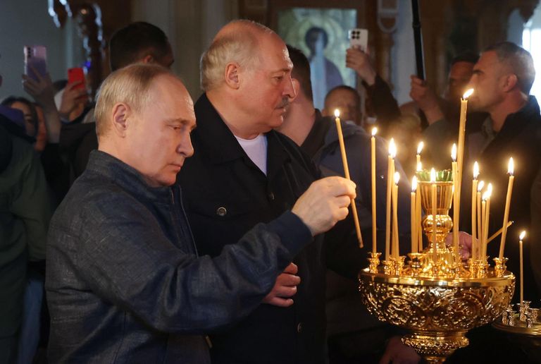 Путин и Лукашенко во время встречи в Валаамском монастыре 24 июля