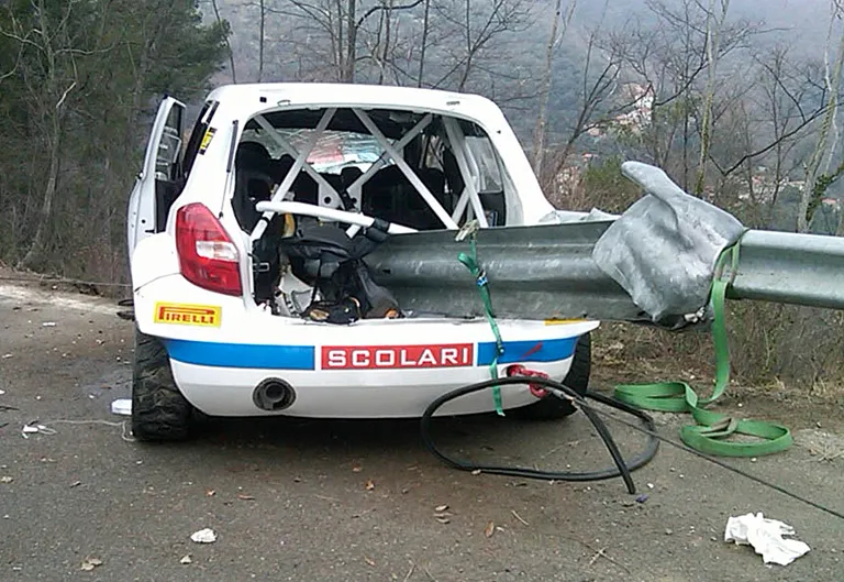 Rajapiire tungis läbi Kubica ralliauto.