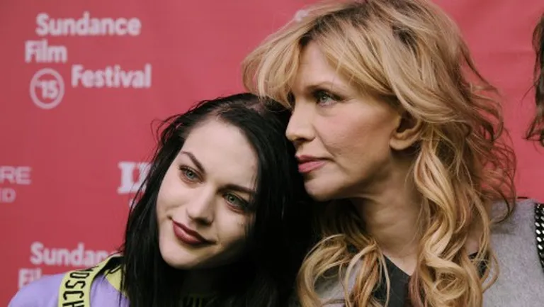 Frānsisa Bīna Kobeina (Frances Bean Cobain) un Kortnija Lova (Courtney Love)