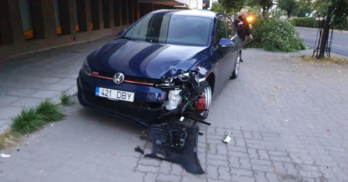 Fotod: 18-aastane joobes nooruk sõitis Tallinna südalinnas puu maha