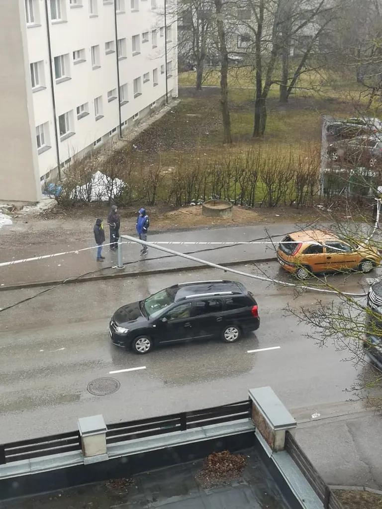 В Кейла, на улице Пийри, штормовой ветер вызвал хаос.