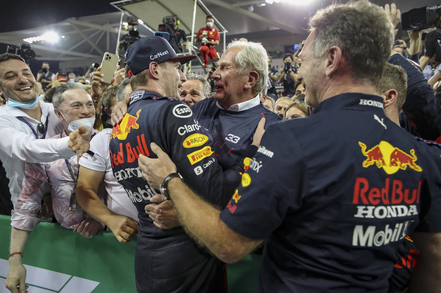 Helmut Marko õnnitlemas maailmameistrit Max Verstappenit.