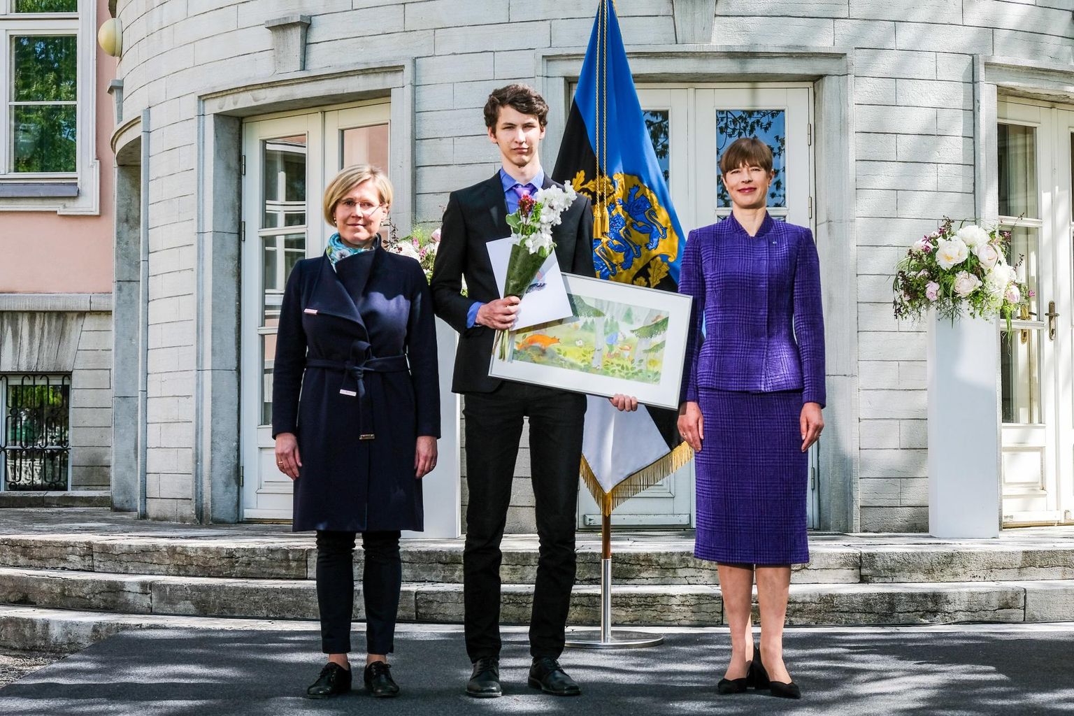 25. mail jagas president Kersti Kaljulaid Kadriorus tunnustusahindu "Lastele ja lastega". Koos president Kersti Kaljulaidi ja õiguskantsler Ülle Madisega seisab pildil preemiasaaja Bert Siimon.