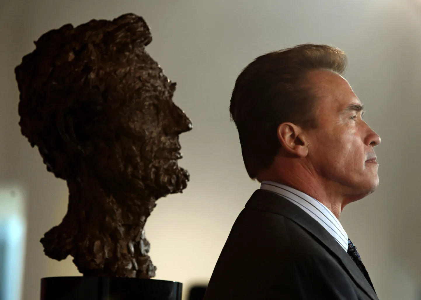 Arnold Schwarzenegger ja Abraham Lincolni büst.