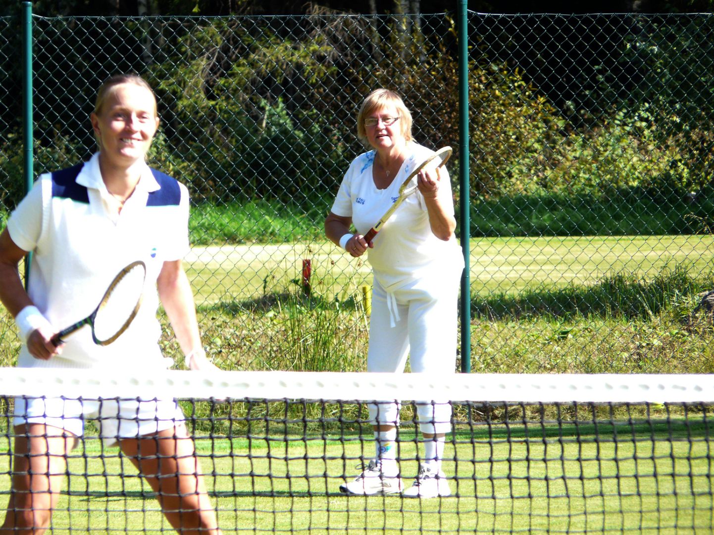 Maret Ani koos ema Mariga tenniseplatsil.