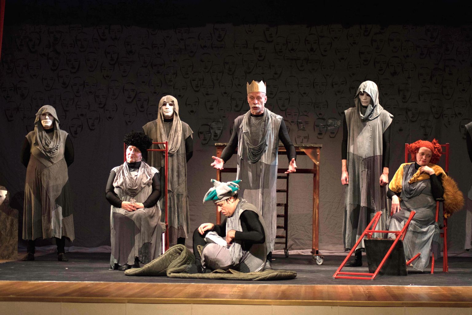 Kiviõli teatri Otpad lavastus "Kuningas Lear" on absurdi piiril olev tragifarss.