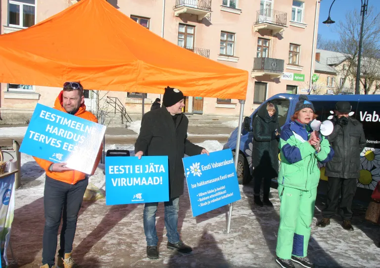 Vabaerakonna meeleavaldus Kohtla-Järve Virula väljakul.