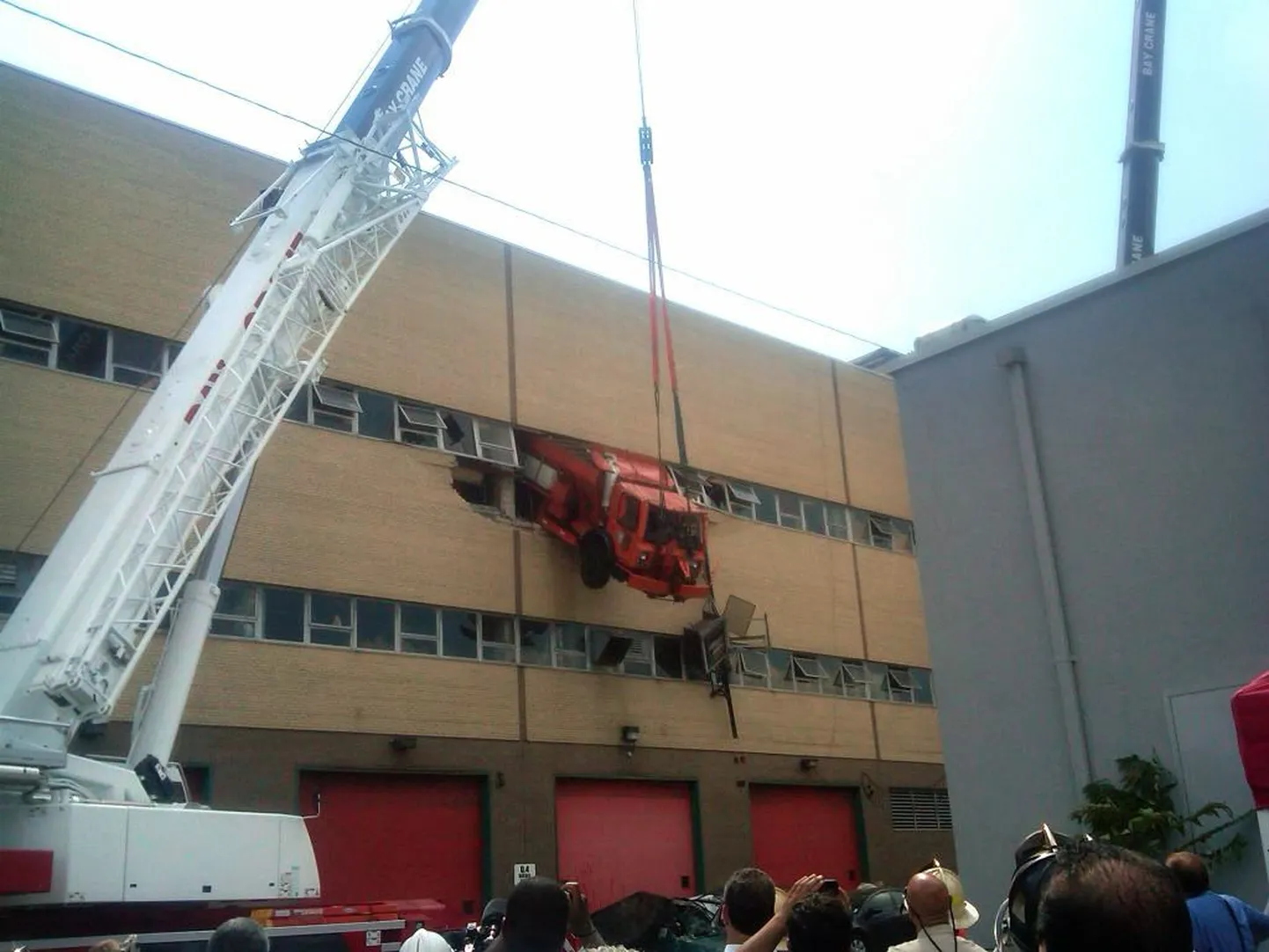 Tee soolamise veoauto põrutas New Yorgis läbi töökoja seina.