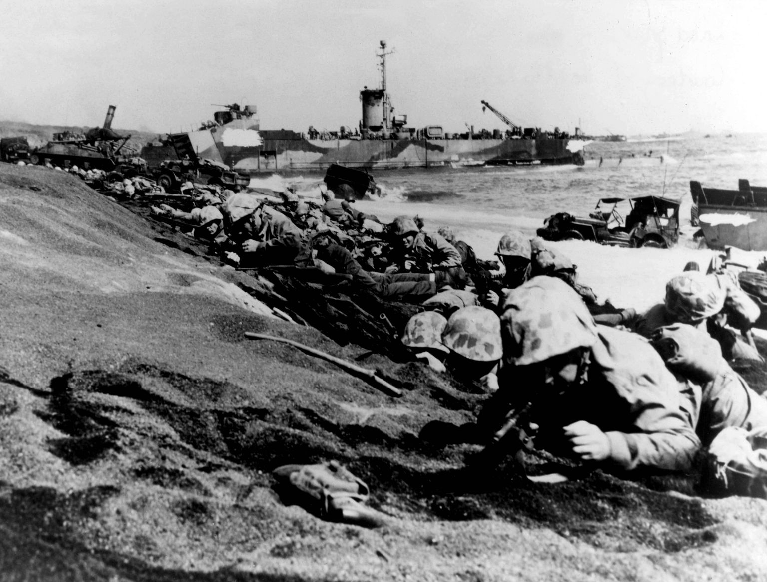 USA merejalaväelased 19. veebruaril 1945 Japaani saare Iwo Jima rannal. Iwo Jima lahing kestis 189. veebruarist kuni 26. märtsini 1945 ning lõppes USA võiduga