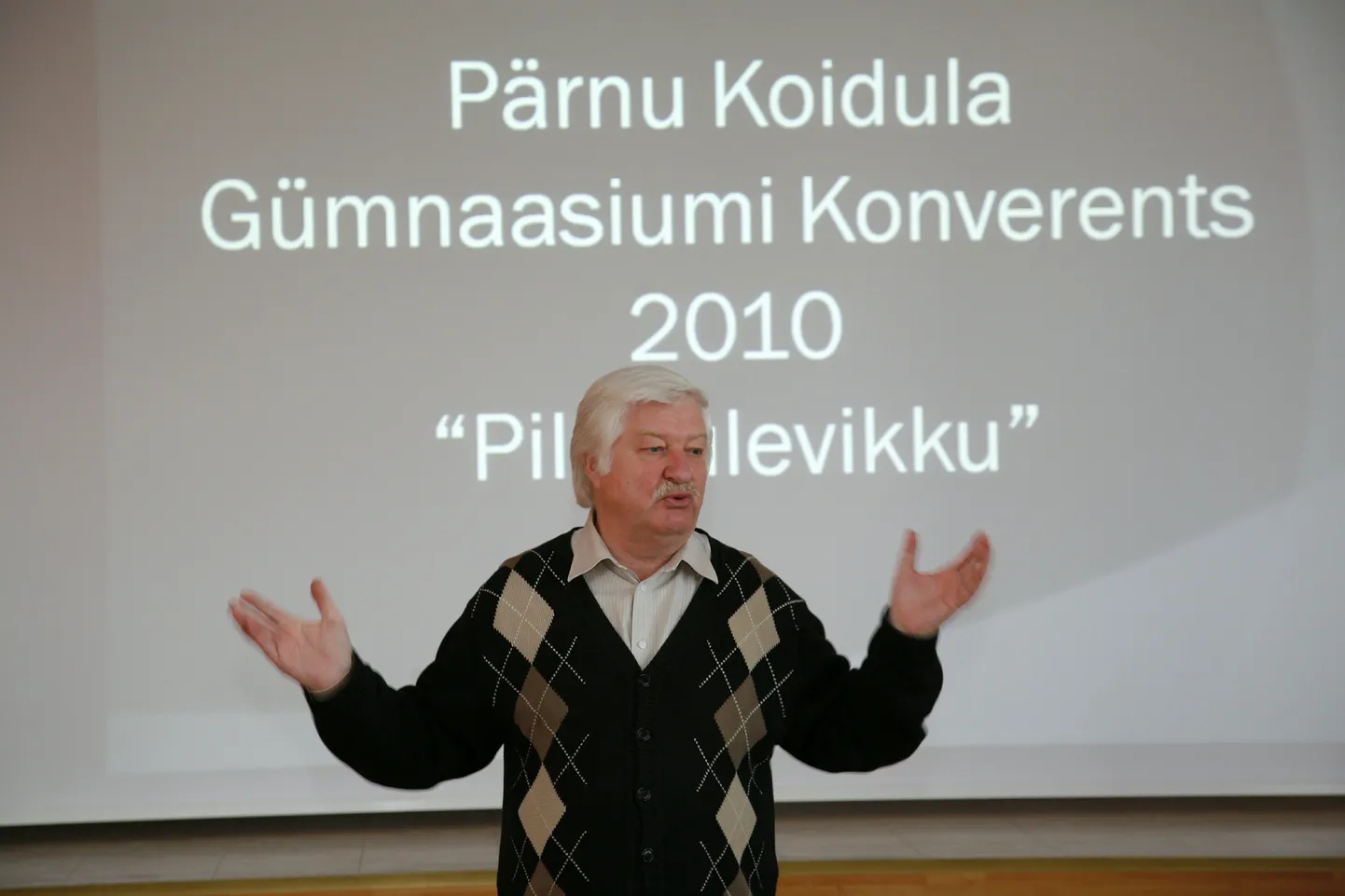 Pärnu Koidula gümnaasiumi õpilaskonverentsi „Pilk tulevikku” peaesineja Hardo Aasmäe tõdes, et teda kuulanud gümnasistidele terendab tänasest hoopis erinev homne.