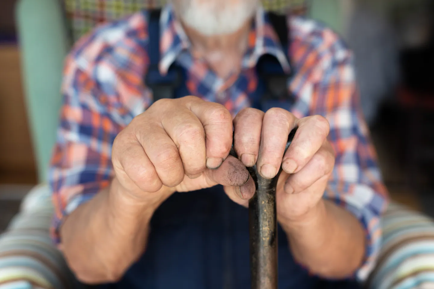 Tallinn, 31.07.2019. 
Pensionär. Eakas. Jalutuskepp. 
Old person with a cane, hands of older person.
Foto Tiina Oja, Postimees Grupp