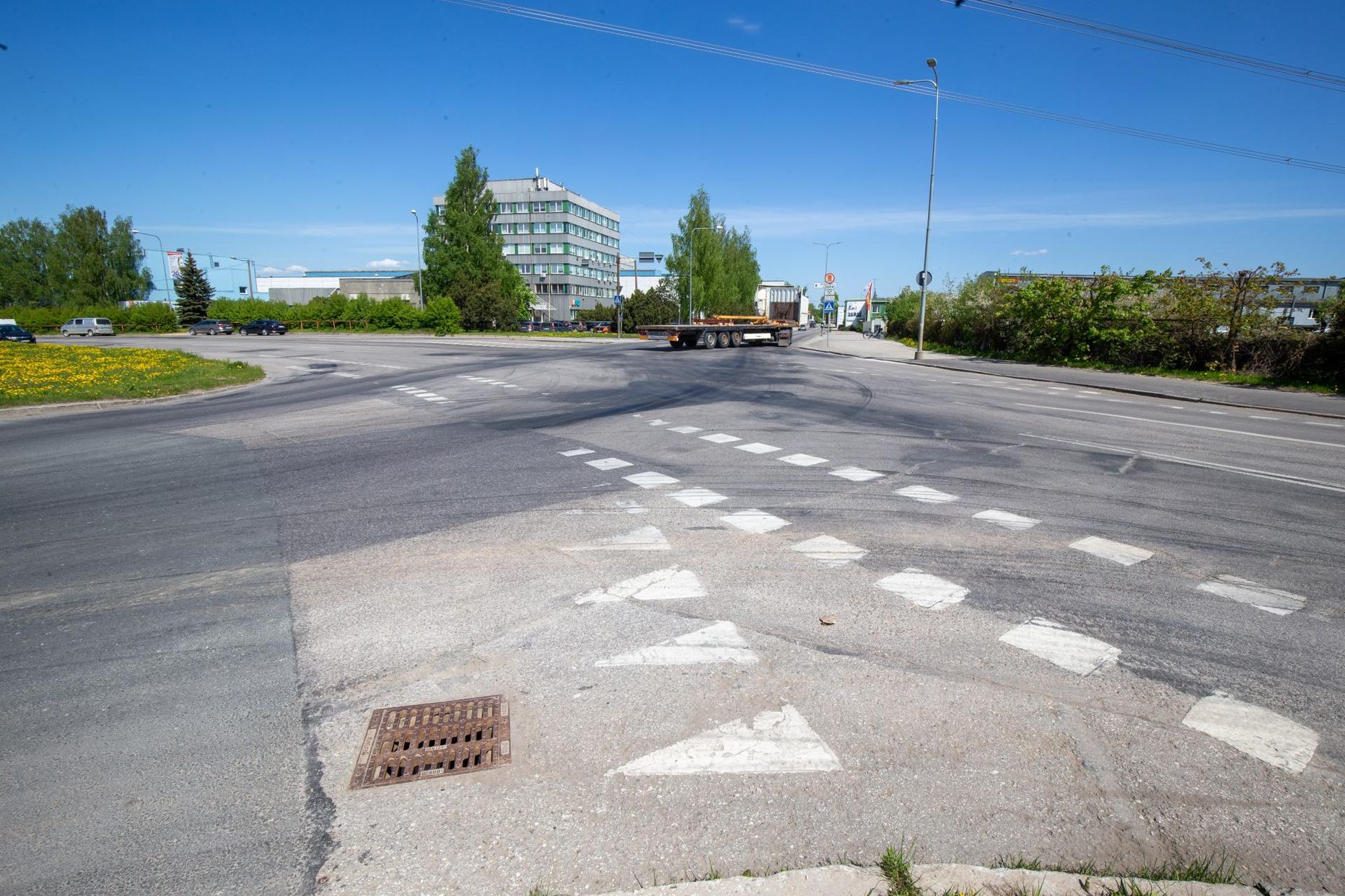 Betooni ja Ravila tänava laiale ristmikule ohutussaarte paigaldamine peaks seal liiklemiskiirust vähendama.