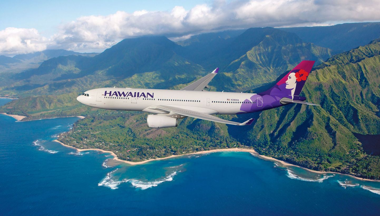 Hawaiian Airlinesi lennuk Hawaii kohal.
