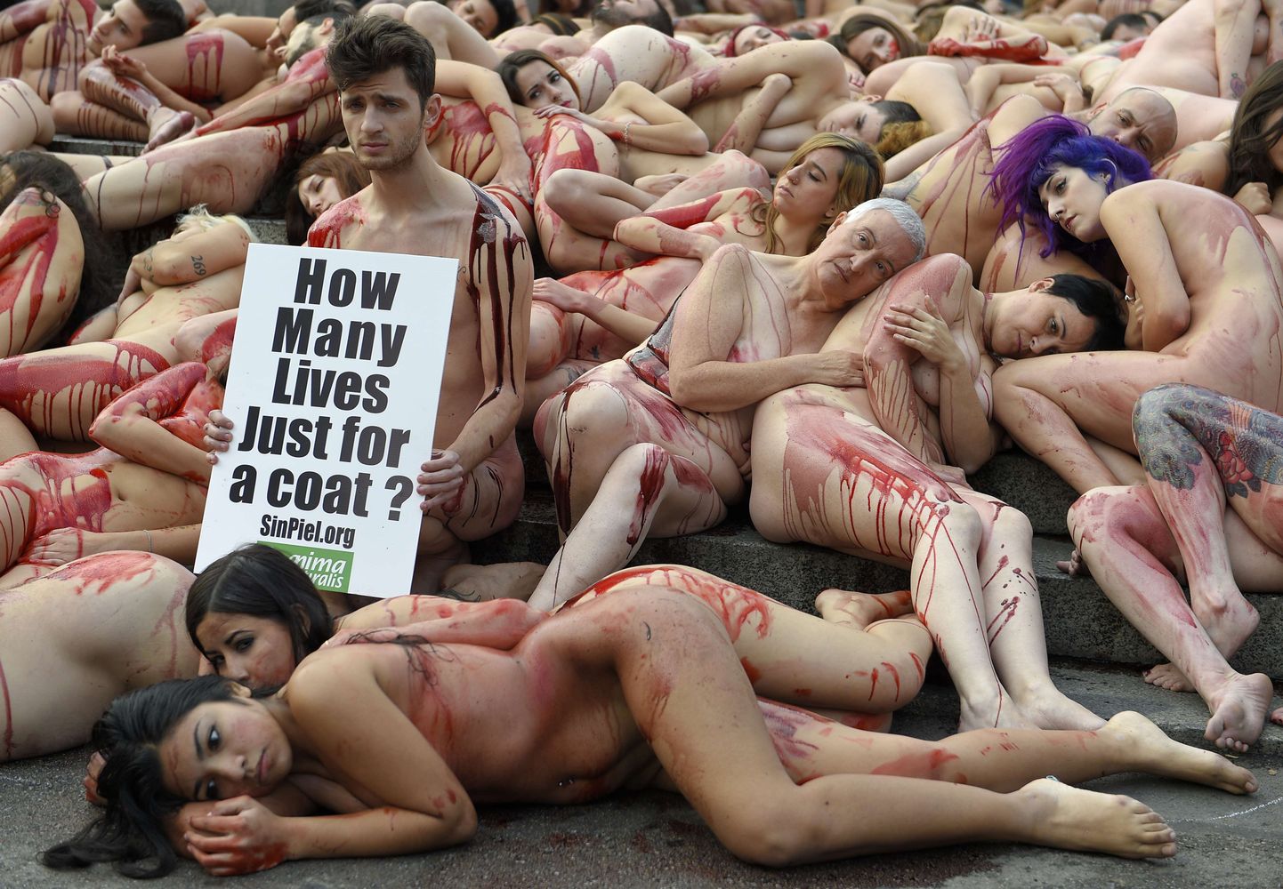 Kunstverega kaetud loomaõiguslased protestisid Barcelonas karusnahkade kastutamise vastu rõivatööstuses