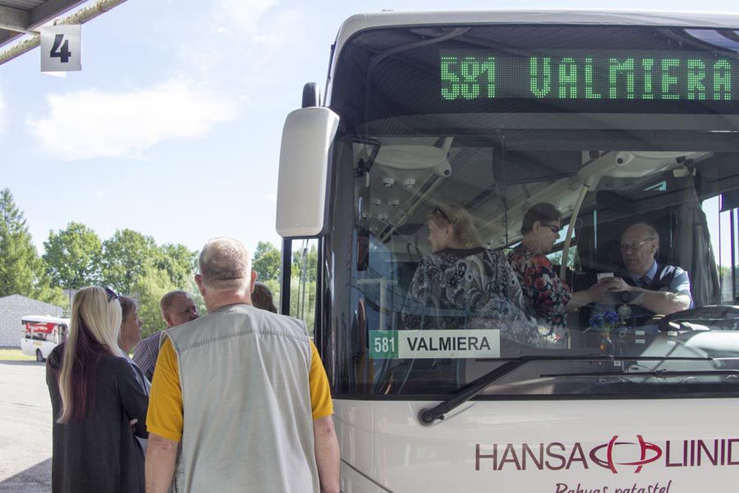 Hansa Liinide esimene buss Valmierasse väljus laupäeval kell 10 Viljandi bussijaamast.