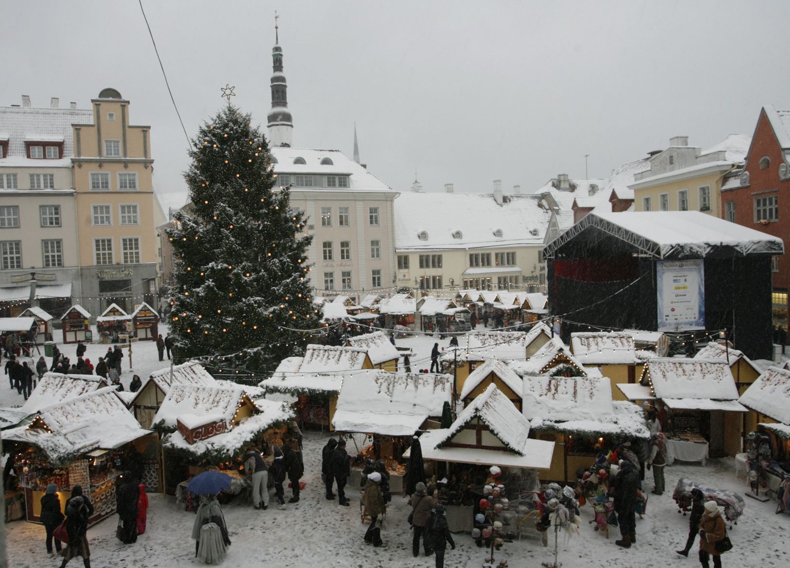 Tallinna suurim jõuluturg on Raekoja platsil.