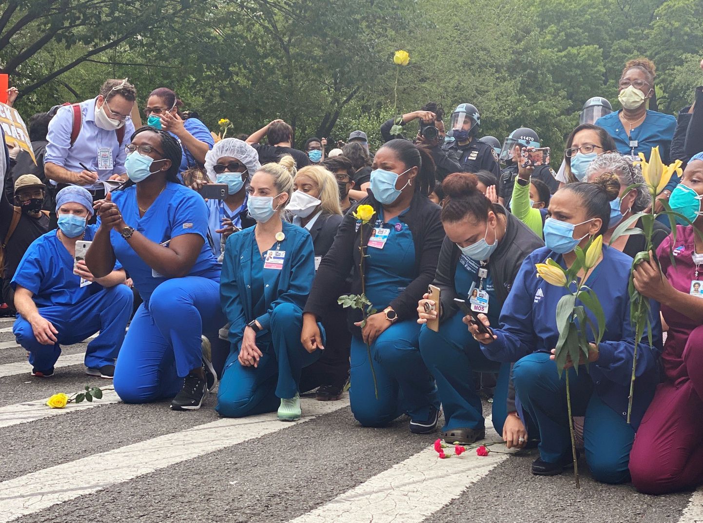 Veselības aprūpes darbinieki pievienojas protestiem Ņujorkā.