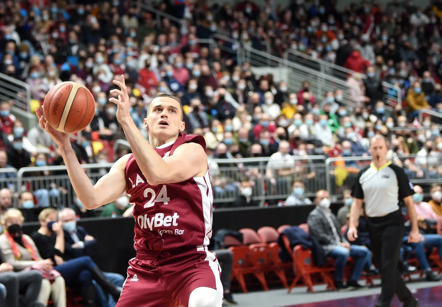 Latvijas vīriešu basketbola izlases spēlētājs Andrejs Gražulis