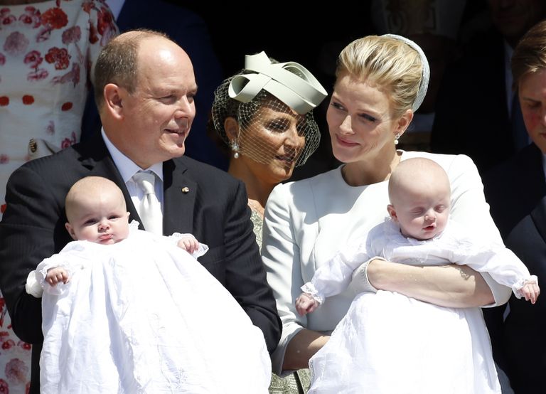 Albert II ja vürstinna Charlene oma kaksikute Jacques'i ja Gabriellaga 10. mail 2015, mil lapsed ristiti