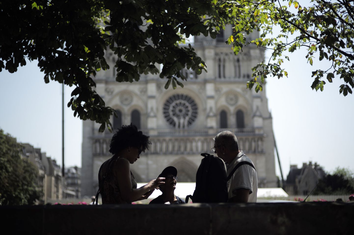 Turistid kolmapäeval Pariisi Jumalaema kiriku taustal.