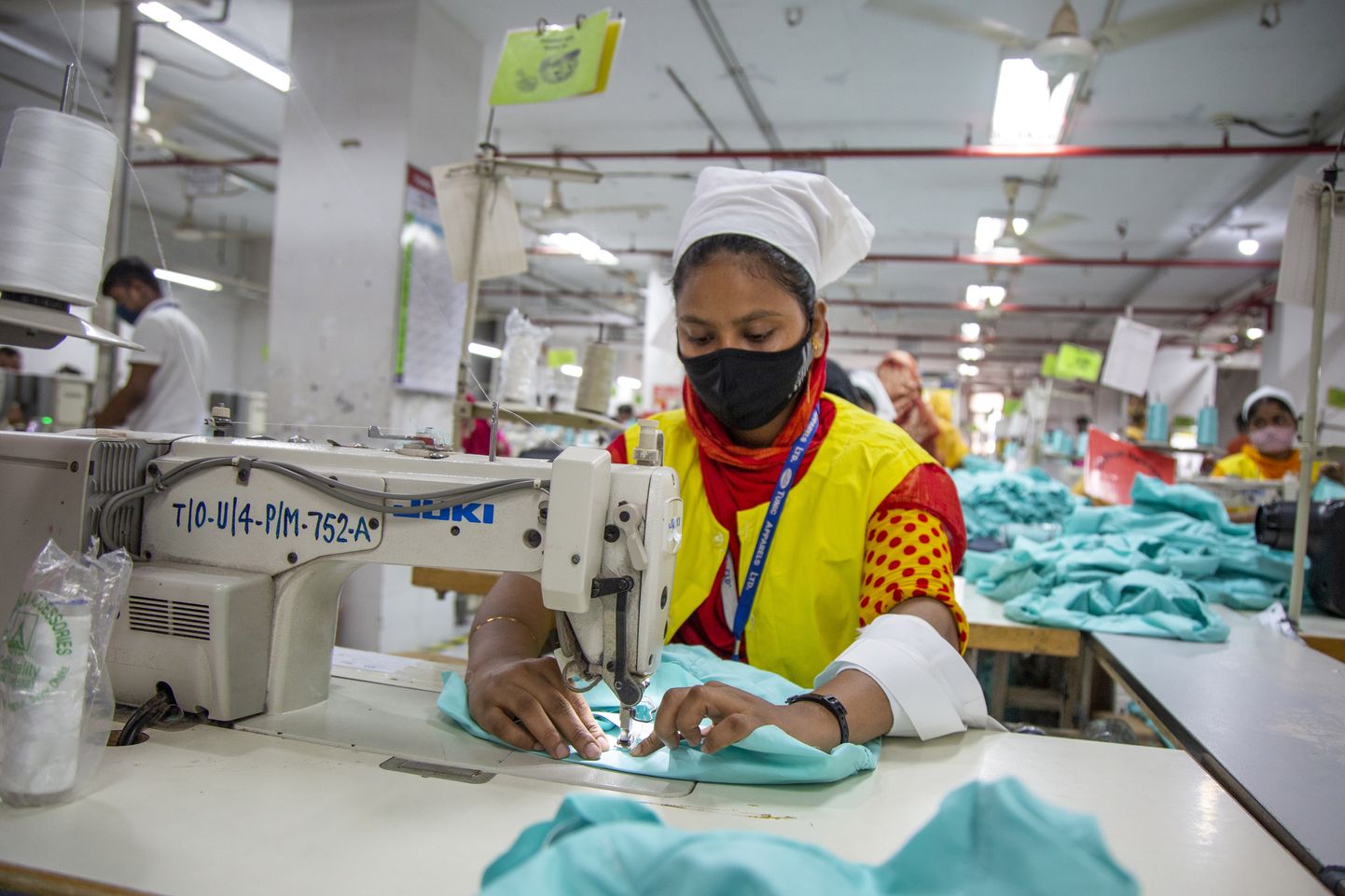 Naine töötamas Bangladeshi rõivatehases.