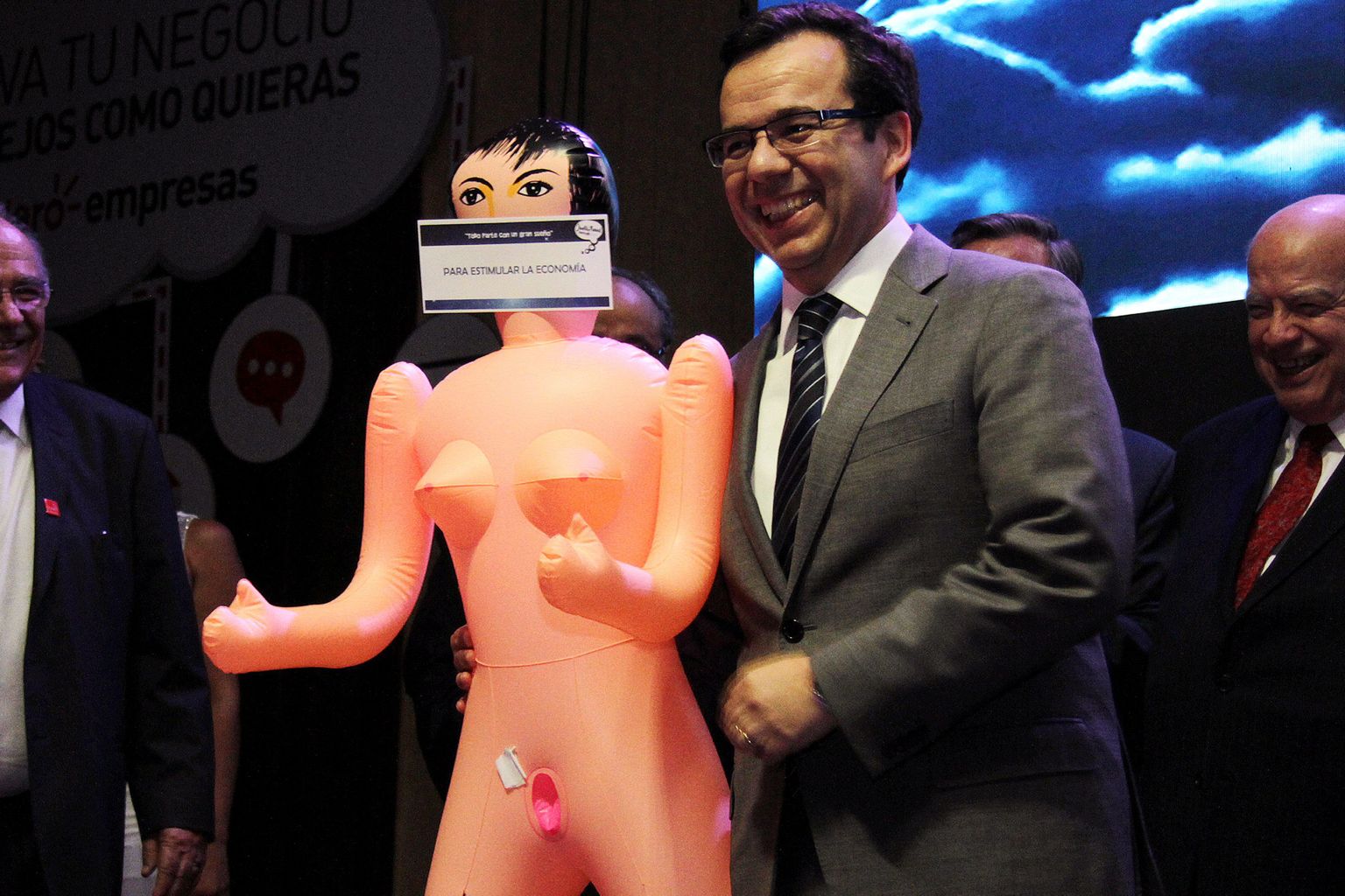 Tšiili majandusminister Luis Cespedes ja seksinukk