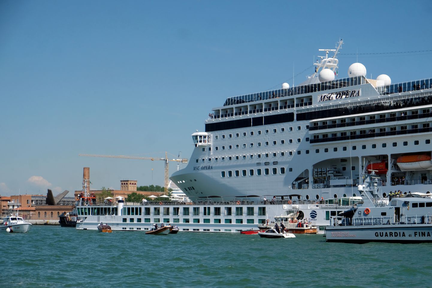 Kruiisilaev MSC Opera kaotas Veneetsia San Basilio sadamasse sisenedes kontrolli ning rammis väiksemat turistilaeva.