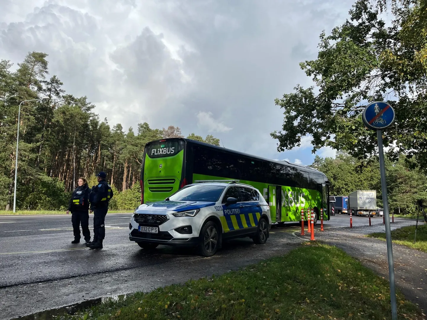 Politsei kontrollib liinibusse ja välismaa numbrimärgiga sõidukeid.