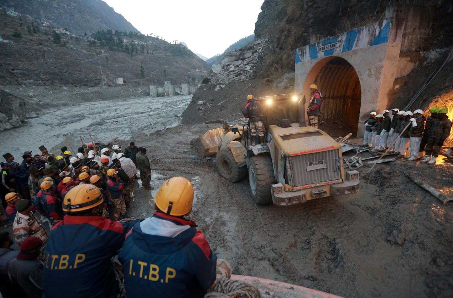 India päästjad ja piiripolitseinikud ummistunud tunneli suu juures.