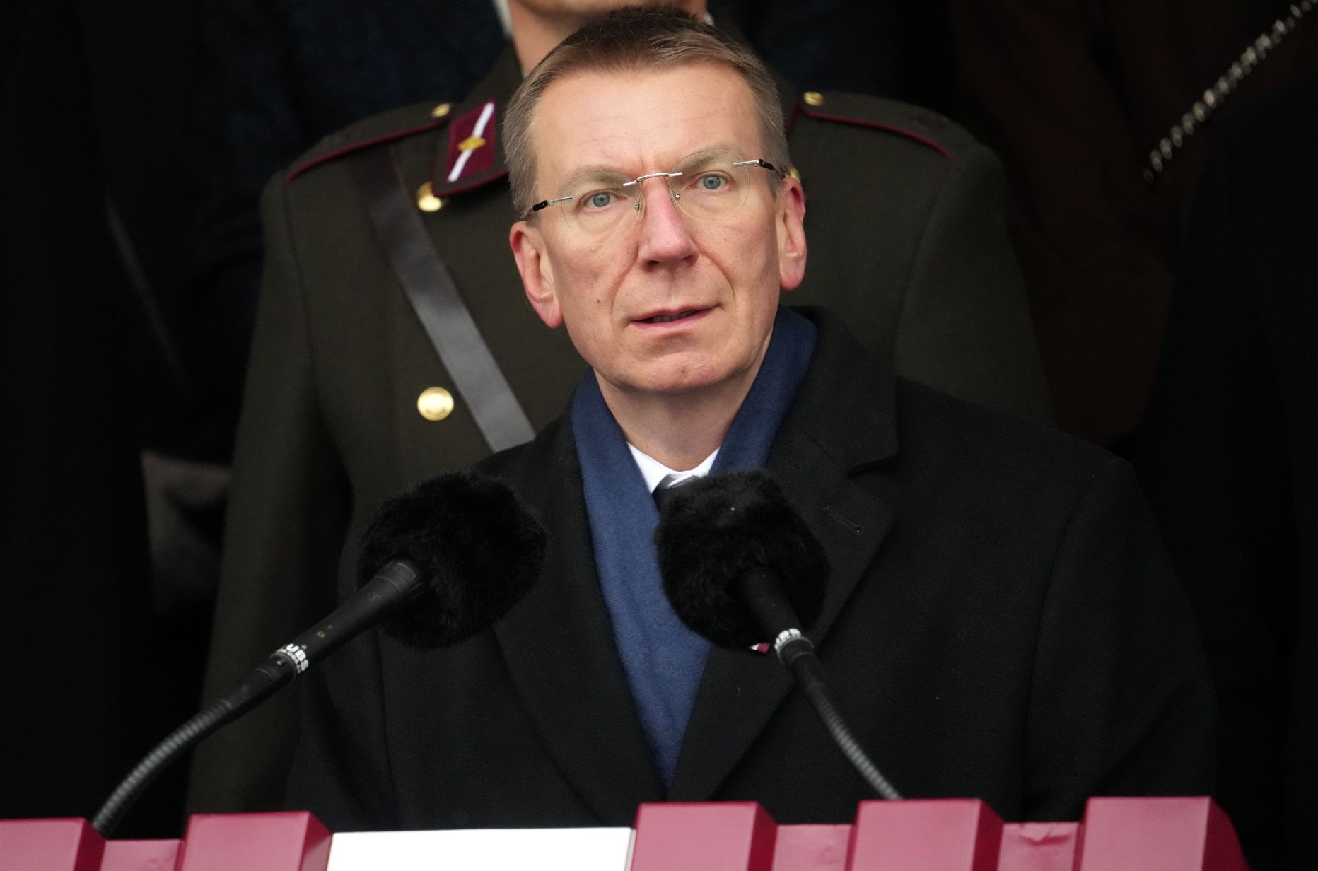 Valsts prezidents Edgars Rinkēvičs 11.novembra krastmalā, kur notiek Latvijas proklamēšanas 105.gadadienai veltīta Latvijas un tās sabiedroto bruņoto spēku, Iekšlietu ministrijas pakļautības iestāžu un Jaunsardzes vienību militārā parāde.
