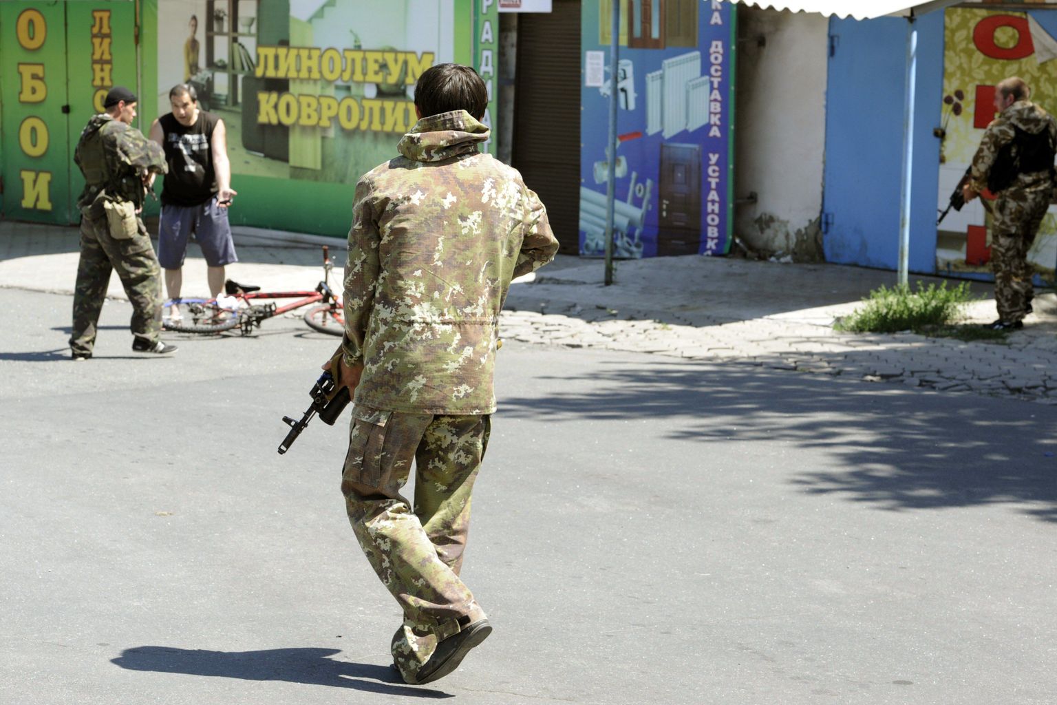 Venemeelsed relvastatud separatistid Donetski idaosas jalgratturit läbi otsimas.