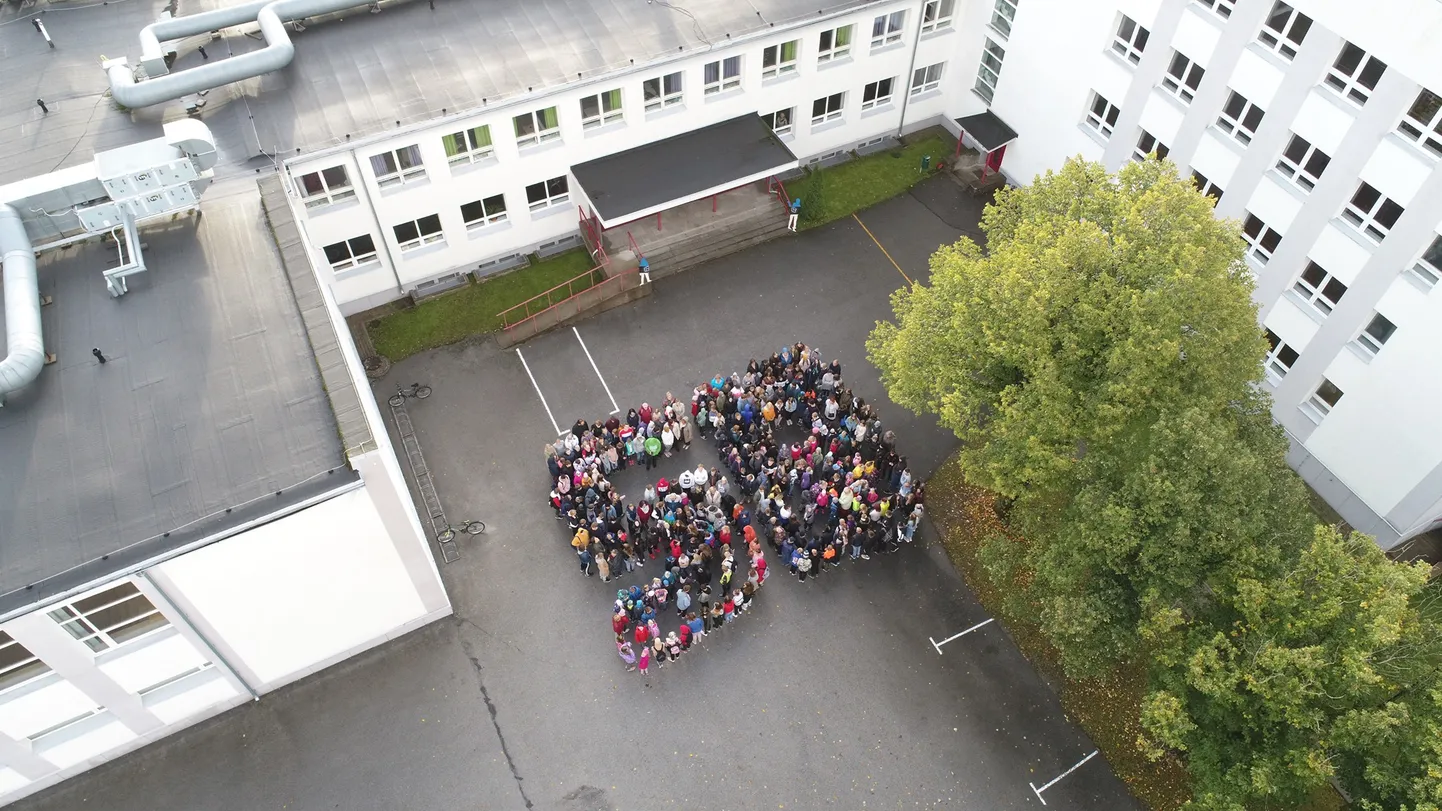 Selle kooliaasta alguses tähistas Kiviõli 1. keskkool oma koolimaja 50. sünnipäeva, mille puhul kogunes kogu koolirahvas hoovi droonipilti tegema. Toona ei osanud keegi ette näha, kui ärevaks juubeliaasta koolile kujuneb.
