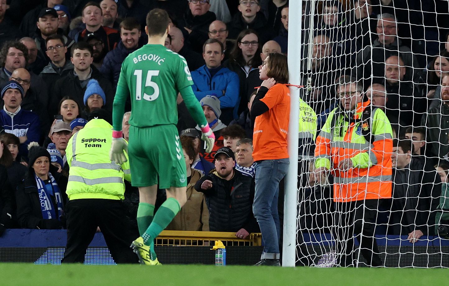 Evertoni ja Newcastle Unitedi kohtumise ajal väravakülge end aheldanud pealtvaataja.