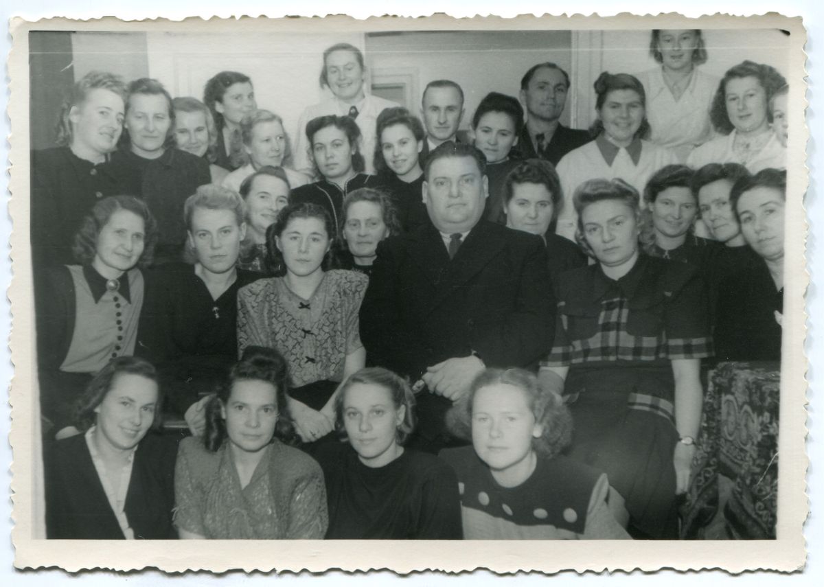 Tartu Laste Luu-liigeste Tuberkuloosi Sanatooriumi kollektiiv 1945.aastal. Keskel istub juhataja dr. Kalju, paremal medõde Hilda Zwettler