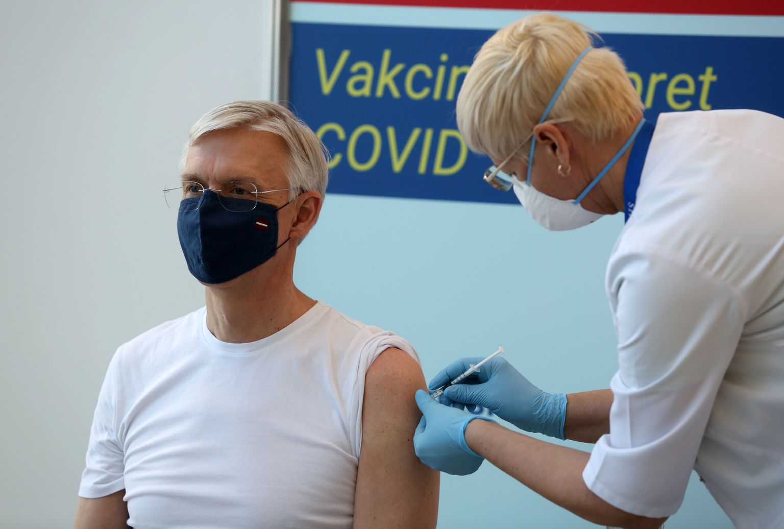 Ministru prezidents Krišjānis Kariņš saņem "Astra Zeneca" vakcīnas pret Covid-19 pirmo devu Paula Stradiņa Klīniskajā universitātes slimnīcā.