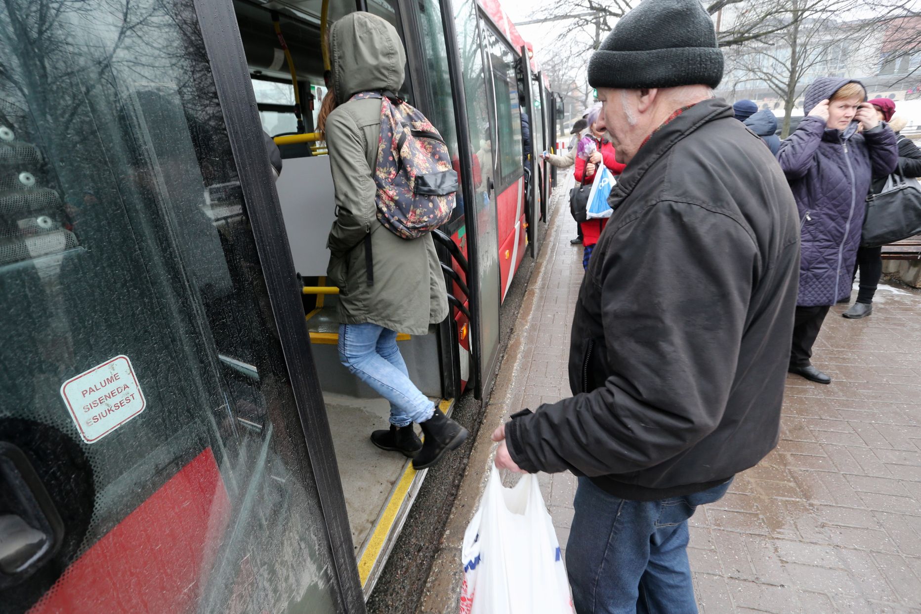 Tartu linna­­liinibussides 
liikumine on viimased kümme aastat olnud tüliõun, sest bussi sisenemist suunavaid kleebiseid lihtsalt 
eiratakse.